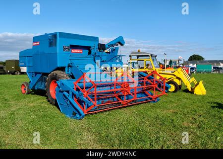 Frome, Somerset, Regno Unito - 23 settembre 2023: A 1968 Ransomes, Sims and Jefferies Crusader Combine Harvester al Somerset Festival of Transport 2023 Foto Stock