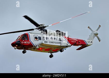 RAF Fairford, Gloucestershire, Regno Unito - 17 luglio 2023: Bristow Helicopters, Sikorsky S-92A Helibus Coastguard Helicopter, (G-MCGK) in partenza dalla RAF Fairford Foto Stock