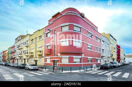 Lisbona, Portogallo. Casa ad angolo arrotondata nel quartiere Boa Hora di Lisbona. Stile architettonico di Estado Novo. Foto Stock