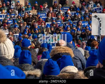 Newton, Massachusetts, USA. 22 gennaio 2024. Centinaia di impressionanti insegnanti della scuola pubblica di Newton, che indossano cappelli blu invernali, si radunano sui gradini del municipio di Newton. Chiedono che la città fornisca un contratto con un salario di sussistenza per se stessa e per ausili didattici e terapisti, nonché più risorse comportamentali nelle loro scuole. (Immagine di credito: © sue Dorfman/ZUMA Press Wire) SOLO USO EDITORIALE! Non per USO commerciale! Crediti: ZUMA Press, Inc./Alamy Live News Foto Stock