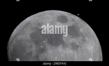 Wimbledon, Londra, Regno Unito. 22 gennaio 2024. La stazione spaziale Internazionale, illuminata con i suoi pannelli solari, sta per attraversare la Luna alle 17:53, impiegando solo 0,99 secondi per effettuare il transito. Crediti: Malcolm Park/Alamy Live News Foto Stock