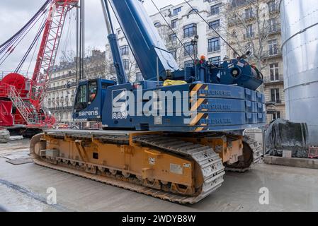 Parigi - gru cingolata telescopica blu Liebherr LTR 1220 sul cantiere dell'estensione Paris RER nel centro di Parigi. Foto Stock
