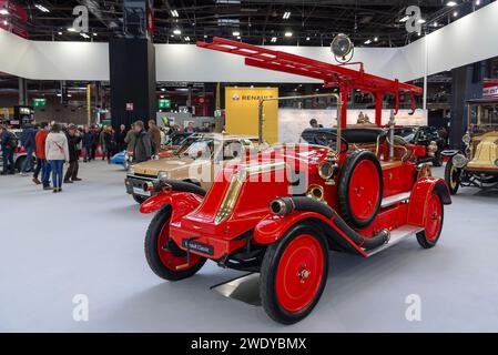 Parigi, Francia - Rétromobile 2020. Concentrati su una Renault Type lo rossa del 1929, qui nella versione da vigile del fuoco. Foto Stock