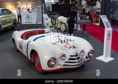 Parigi, Francia - Rétromobile 2020. Focus su una Skoda Tudor Sport 1100 le Mans 1949 bianca. Foto Stock