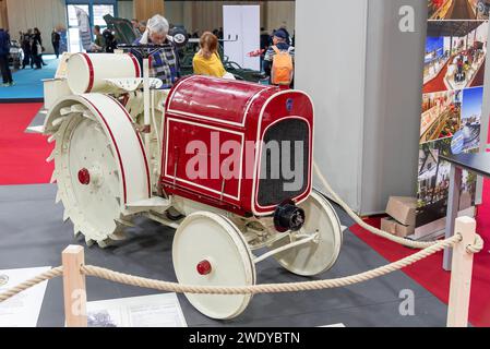 Parigi, Francia - Rétromobile 2020. Focus su un trattore Vigneron da 1919 Citroën rosso e bianco. Foto Stock