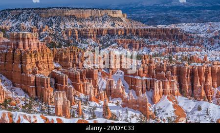 Bryce Amphitheater tra Sunrise e Sunset Points, Bryce Canyon National Park, Utah. Foto Stock