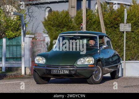 Nancy, Francia - Green Citroën DS guida su una strada. Foto Stock