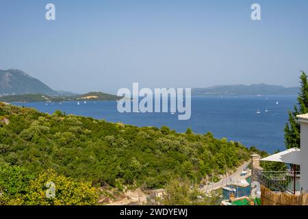 Guardando in basso sul traghetto per auto al porto Spilia sotto Spartochori sull'isola di Meganisi Foto Stock