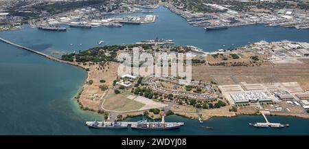 Vista aerea dell'isola Ford e di Pearl Harbor, Hawaii (USA), 2 giugno 2022 Foto Stock