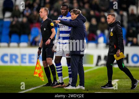 Doetinchem, Paesi Bassi. 22 gennaio 2024. DOETINCHEM, PAESI BASSI - 22 GENNAIO: Mike Veenstra del De Graafschap è allenato dal capo allenatore Jan Vreman del De Graafschap durante il Keuken Kampioen Divisie match tra De Graafschap e Jong PSV allo Stadion De Vijverberg il 22 gennaio 2024 a Doetinchem, Paesi Bassi. (Foto di Rene Nijhuis/Orange Pictures) credito: Orange Pics BV/Alamy Live News Foto Stock