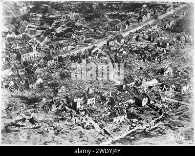 Vista aerea delle rovine di Vaux, Francia, 1918, ca. 03-1918 - ca. 11-1918 Foto Stock