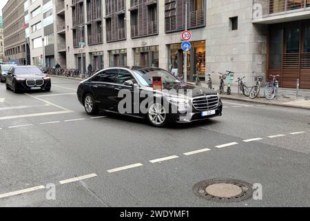 Berlin, Deutschland, 22.01.2024: Deutscher Bundestag: Trauerakt für Wolfgang Schäuble: Dienstwagen der Bundestagspräsidentin mit dem Kennzeichen 1-1, mutmaßlich mit Bärbel Bas an Bord, rollt an *** Berlino, Germania, 22 01 2024 Bundestag tedesco atto di lutto per Wolfgang Schäuble vettura ufficiale del presidente del Bundestag con targa 1 1, presumibilmente con Bärbel Bas a bordo, rotoli in Copyright: xdtsxNachrichtenagenturx dts 29359 Foto Stock