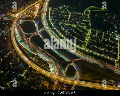 Vista aerea della superstrada sopraelevata di Dacca di notte a Dacca, Bangladesh. Foto Stock