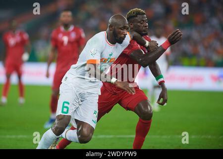 Punti salienti della partita tra la Côte d'Avorio e la Guinea Equatoriale alla Coppa d'Africa 2023. Seko Fofana in duello con Federico Bikoro Foto Stock