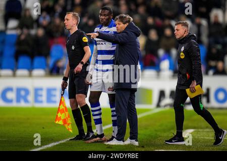 Doetinchem, Paesi Bassi. 22 gennaio 2024. DOETINCHEM, PAESI BASSI - 22 GENNAIO: Mike Veenstra del De Graafschap è allenato dal capo allenatore Jan Vreman del De Graafschap durante il Keuken Kampioen Divisie match tra De Graafschap e Jong PSV allo Stadion De Vijverberg il 22 gennaio 2024 a Doetinchem, Paesi Bassi. (Foto di Rene Nijhuis/Orange Pictures) credito: dpa/Alamy Live News Foto Stock