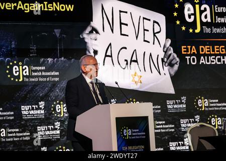 Cracovia, Polonia. 22 gennaio 2024. Reuven Rivlin, decimo Presidente dello Stato di Israele, parla durante il simposio dell'Associazione ebraica europea nel Centro Congressi dell'hotel Hilton a Cracovia in vista del 79° anniversario della liberazione di Auschwitz a Cracovia, in Polonia, il 22 gennaio 2024. Il simposio si concentra sull'aumento dell'antisemitismo in Europa dopo il brutale attacco del 7 ottobre 2023 contro Israele e la reazione militare indiscriminata di Israele contro i palestinesi. (Foto di Dominika Zarzycka/Sipa USA) credito: SIPA USA/Alamy Live News Foto Stock