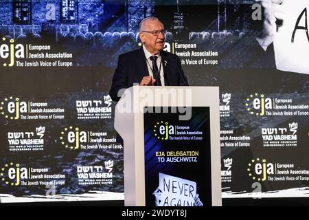 Cracovia, Polonia. 22 gennaio 2024. Reuven Rivlin, decimo Presidente dello Stato di Israele, parla durante il simposio dell'Associazione ebraica europea nel Centro Congressi dell'hotel Hilton a Cracovia in vista del 79° anniversario della liberazione di Auschwitz a Cracovia, in Polonia, il 22 gennaio 2024. Il simposio si concentra sull'aumento dell'antisemitismo in Europa dopo il brutale attacco del 7 ottobre 2023 contro Israele e la reazione militare indiscriminata di Israele contro i palestinesi. (Foto di Dominika Zarzycka/Sipa USA) credito: SIPA USA/Alamy Live News Foto Stock