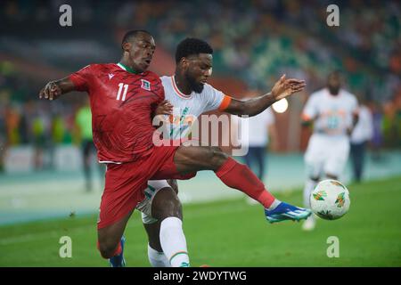 Punti salienti della partita tra la Côte d'Avorio e la Guinea Equatoriale alla Coppa d'Africa 2023. J.Krasso in duello con Basilio Ndong Foto Stock