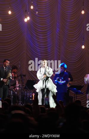 ISTANBUL, TURKIYE - 12 MAGGIO 2023: Concerto del cantante turco Zeynep Bastik a Istanbul Foto Stock