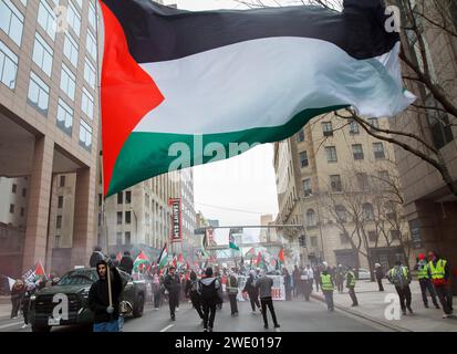 Dallas, Texas, USA. 21 gennaio 2024. Un'enorme bandiera palestinese incornicia il centro di Dallas il 21 gennaio durante la protesta e la marcia a sostegno del popolo palestinese. Gaza è sotto assedio da Israele da 108 giorni e il bilancio delle vittime è di 25 mila civili. I manifestanti hanno chiesto un cessate il fuoco immediato e la fine della distruzione delle proprietà e delle uccisioni dei palestinesi. (Immagine di credito: © Jaime Carrero/ZUMA Press Wire) SOLO USO EDITORIALE! Non per USO commerciale! Foto Stock