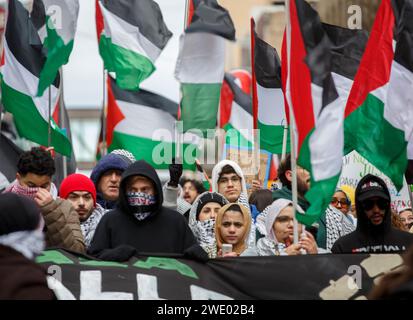 Dallas, Texas, USA. 22 gennaio 2024. I sostenitori della Palestina portano bandiere e cartelli palestinesi durante la protesta del 21 gennaio a Dallas, Texas. I manifestanti hanno chiesto un cessate il fuoco immediato a Gaza, che è sotto assedio da 108 giorni, senza alcuna fine in vista. 25 mila civili sono stati uccisi nel continuo bombardamento. (Immagine di credito: © Jaime Carrero/ZUMA Press Wire) SOLO USO EDITORIALE! Non per USO commerciale! Foto Stock