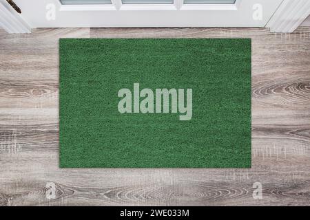 Tappetino della porta Green Coir su un pavimento di legno di fronte alla porta. Mockup del prodotto Foto Stock