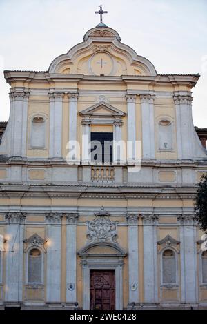 Maestosa facciata di Santa Maria delle Grazie alle Fornaci, Roma: Un capolavoro di architettura barocca Foto Stock