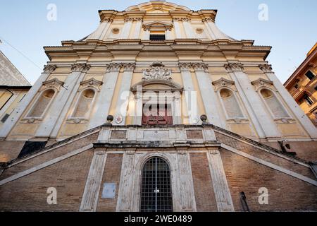 Maestosa facciata di Santa Maria delle Grazie alle Fornaci, Roma: Un capolavoro di architettura barocca Foto Stock