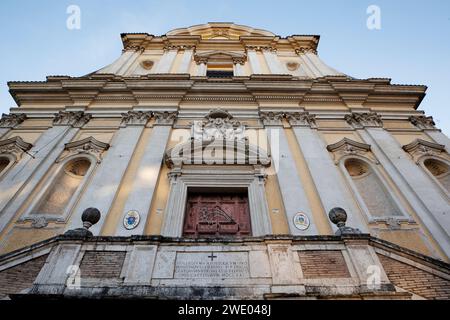 Maestosa facciata di Santa Maria delle Grazie alle Fornaci, Roma: Un capolavoro di architettura barocca Foto Stock