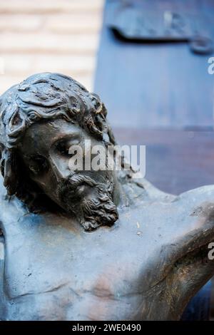 Dettaglio espressivo del crocifisso in bronzo a Santa Maria delle Grazie alle Fornaci, Roma, che cattura la Repozione spirituale Foto Stock