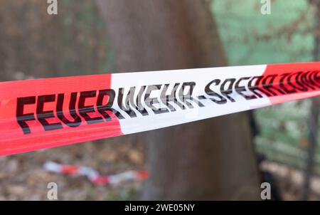 nastro di barriera con l'iscrizione tedesca dei vigili del fuoco - zona di blocco Foto Stock