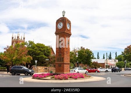 Centro della città di Mudgee, struttura dell'orologio commemorativo in onore degli australiani morti nella seconda guerra mondiale, giorno estivo, Australia 2024 Foto Stock