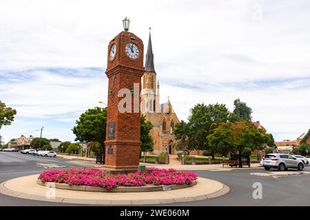 Centro della città di Mudgee, struttura dell'orologio commemorativo in onore degli australiani morti nella seconda guerra mondiale, giorno estivo, Australia 2024 Foto Stock