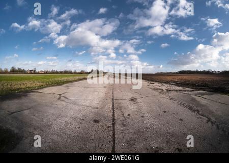 RAF Thorpe Abbotts, USAAF139 noto anche come 100th Bomber Group. Pista / rullaggio del 'centesimo di sangue' utilizzata dagli americani 1943 -45. Norfolk, Regno Unito. Foto Stock