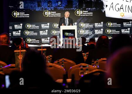 Manuel Angel Moratinos, Sottosegretario generale delle Nazioni Unite, alto Rappresentante dell'UNAOC, parla durante il simposio dell'Associazione ebraica europea - la voce ebraica dell'Europa nella sala conferenze dell'hotel Doubletree Hilton a Cracovia, in Polonia, il 22 gennaio 2024. L'incontro discute dell'aumento dell'antisemitismo in Europa dopo il brutale attacco del 7 ottobre 2023 e la guerra israeliana nella Striscia di Gaza. Foto Stock