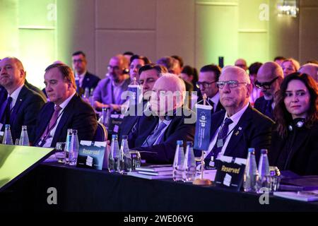 (L-R) Stefan Löfven, ex primo ministro di Swedden, Borut Pahor ex presidente della Slovenia , Manuel Angel Moratinos, Sottosegretario generale delle Nazioni Unite, alto rappresentante dell'UNAOC, Reuven Rivlin, decimo presidente dello Stato di Israele, presidente di Madrid, Isabel Díaz Ayuso partecipa al simposio dell'Associazione ebraica europea - The Jewish Voice of Europe nella sala conferenze dell'hotel Doubletree Hilton a Cracovia, in Polonia, il 22 gennaio 2024. L'incontro discute dell'aumento dell'antisemitismo in Europa dopo il brutale attacco del 7 ottobre 2023 e la guerra israeliana nella Striscia di Gaza. Foto Stock