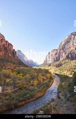 È autunno, e il fiume vergine scorre attraverso la valle, situata nel parco nazionale di zion Foto Stock