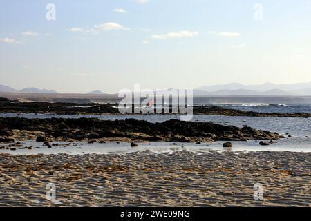 Onde nella sabbia con bassa marea, Fuerteventura, Isole Canarie. Presa nel novembre 2023 Foto Stock