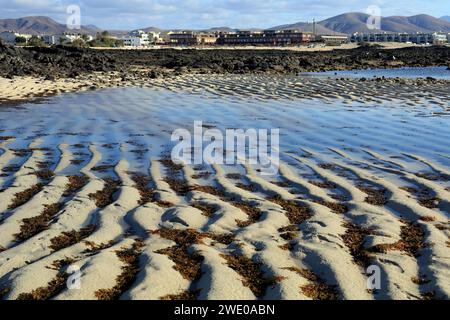 Onde nella sabbia con bassa marea, Fuerteventura, Isole Canarie. Presa nel novembre 2023 Foto Stock