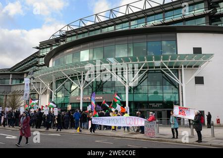 Londra, Regno Unito. 22 gennaio 2024: I sostenitori della Palestina Solidarity Campaign protestano contro la Fiera Internazionale dei veicoli blindati che si terrà presso lo Stadio di Twickenham, sede del rugby inglese. I manifestanti sostengono che la fiera ospiterà i trafficanti di armi coinvolti nell'uccisione di civili palestinesi a Gaza. Credito: Justin Griffiths-Williams/Alamy Live News Foto Stock