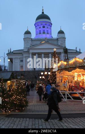 Mercatino di Natale con giostra in Piazza del Senato (Senaatintori), Helsinki, Finlandia, 5 dicembre 2017. L'illuminazione blu e bianca ha celebrato i 100 anni di indipendenza della Finlandia il 6 dicembre 2017. Foto Stock