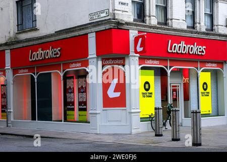 Il negozio Ladbrokes si trova di fronte a St Mary Street, nel centro di Cardiff. Presa nel gennaio 2024. Foto Stock