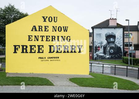 Derry murales nel quartiere cattolico di Bogside, Irlanda del Nord Foto Stock