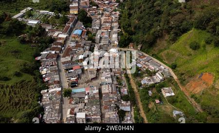 Salgar, Antioquia - Colombia. 26 dicembre 2023. Panorama aereo dei droni del comune, fondato il 29 marzo 1880 Foto Stock