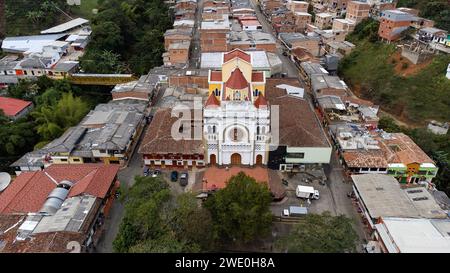 Betulia, Antioquia - Colombia. 27 dicembre 2023. Vista aerea con drone del comune situato nella regione sud-occidentale del dipartimento Foto Stock