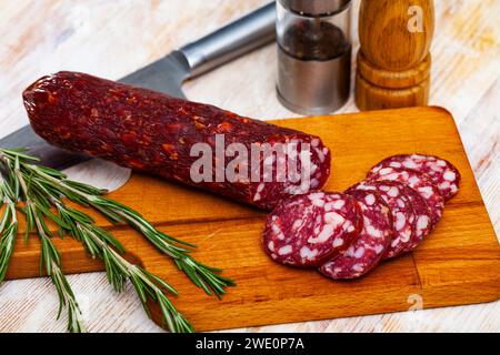 Salsiccia semi-secca affumicata cruda Braunschweig Foto Stock