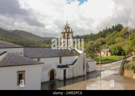 Fazouro, Foz, Spagna ; 11 12 2023 ; veduta della chiesa e del cimitero vicino al fiume e alla foresta Foto Stock