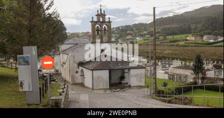 Fazouro, Foz, Spagna ; 11 12 2023 ; veduta della chiesa e del cimitero vicino al fiume e alla foresta Foto Stock