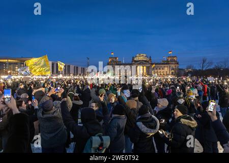 Demonstration gegen Rechts Demonstration gegen Rechtsextremismus und die AFD unter dem motto Demokratie verteidigen: Zusammen gegen Rechts auf dem Platz der Republik vor dem Reichstag a Berlino, 21.01.2024 Berlin Berlin Deutschland **** dimostrazione contro l'estremismo di destra dimostrazione contro l'estremismo di destra e l'AFD sotto il motto "difendere la democrazia insieme contro la destra in Platz der Republik di fronte al Reichstag di Berlino, 21 01 2024 Berlino Germania Foto Stock