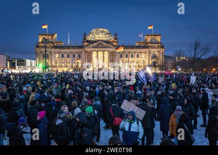 Demonstration gegen Rechts Demonstration gegen Rechtsextremismus und die AFD unter dem motto Demokratie verteidigen: Zusammen gegen Rechts auf dem Platz der Republik vor dem Reichstag a Berlino, 21.01.2024 Berlin Berlin Deutschland **** dimostrazione contro l'estremismo di destra dimostrazione contro l'estremismo di destra e l'AFD sotto il motto "difendere la democrazia insieme contro la destra in Platz der Republik di fronte al Reichstag di Berlino, 21 01 2024 Berlino Germania Foto Stock